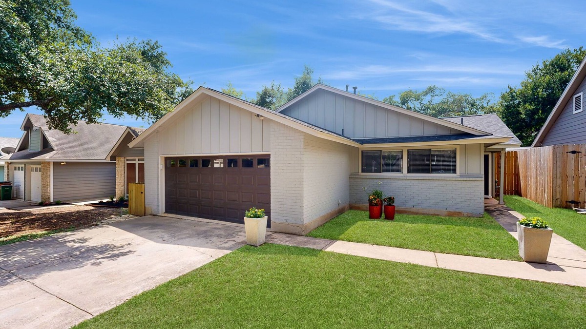 Tanglewood Forest House | Cozy home with enclosed backyard and fire pit - Dog-friendly