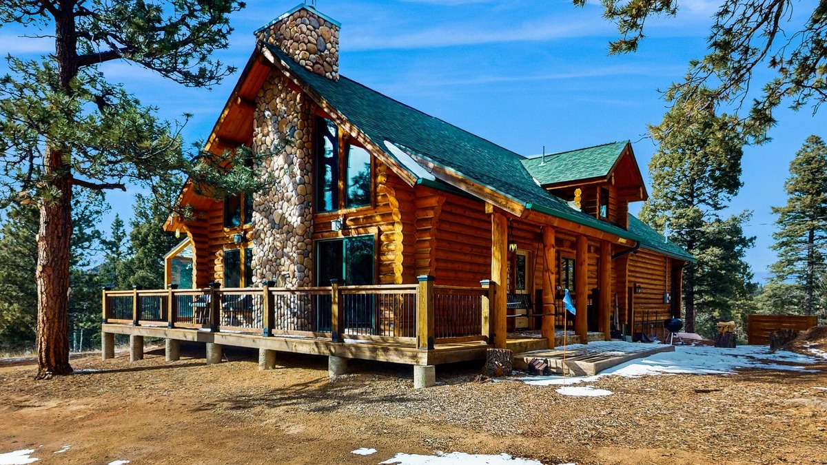 Cripple Creek House | Cozy home with fully stocked kitchen, large deck, mountain views & fast wifi