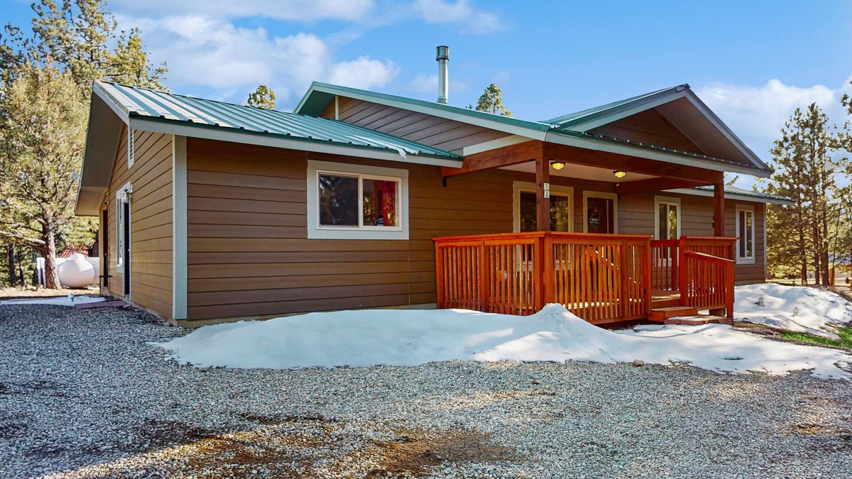 Angel Fire Cabin | Cozy home with gas fireplace and private washer/dryer - close to skiing