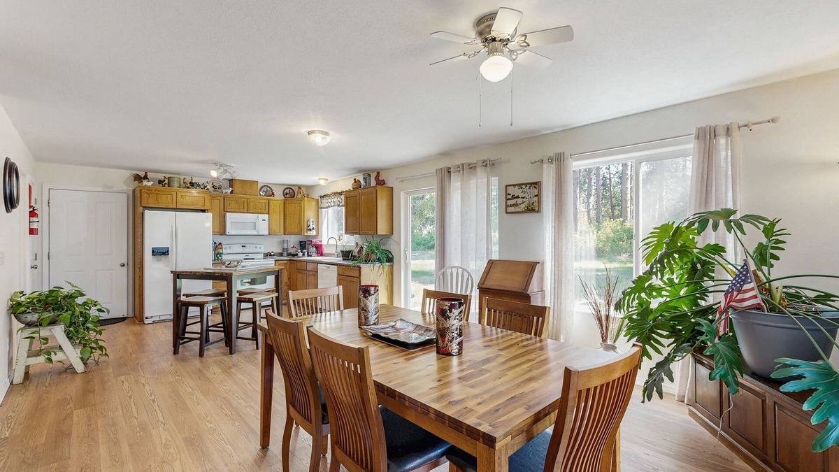 Chiloquin House | Cozy home with lake & mountain views, full kitchen, A/C, fireplace & WIFI