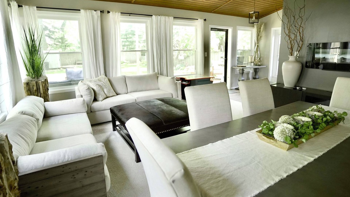 Bloomington House | Cozy Home with LOTS of space- Less than 1 mile to ISU & IWU, 5 miles to airport