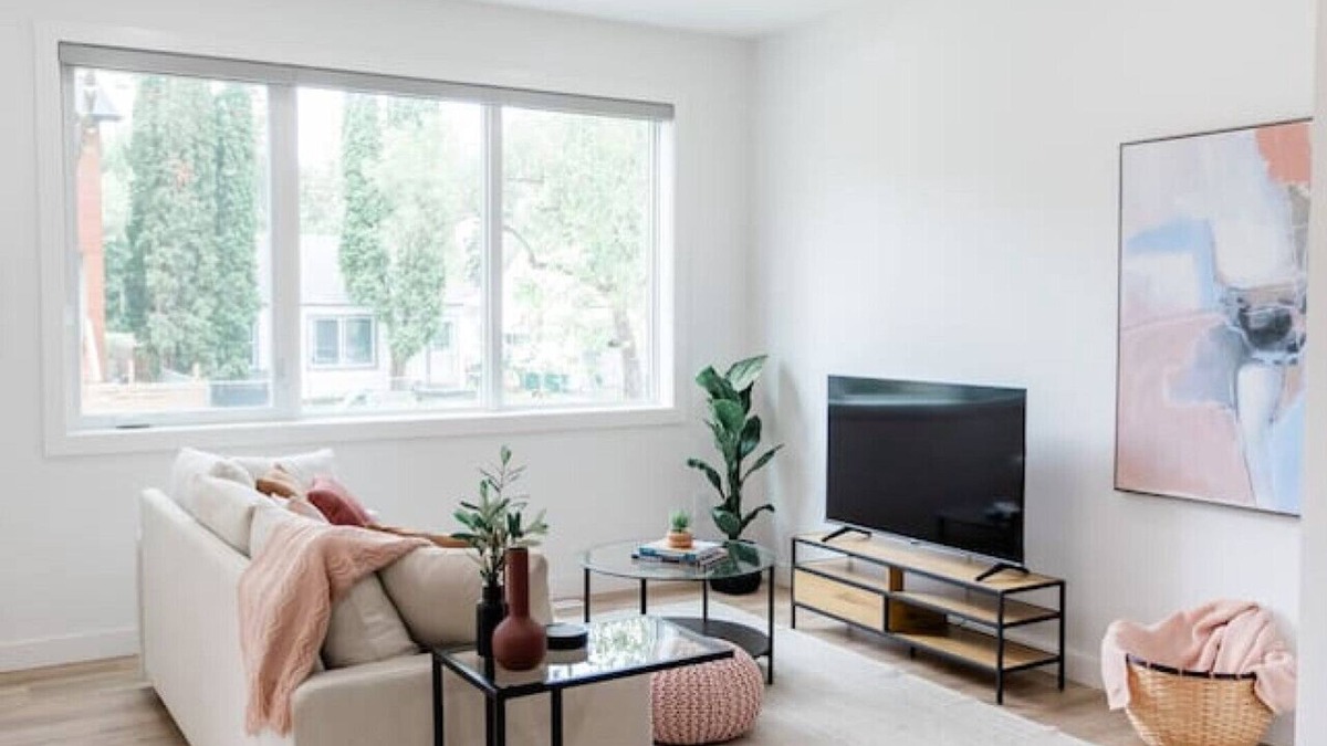 Winnipeg House | Cozy Home with Modern Comforts | Prime Location