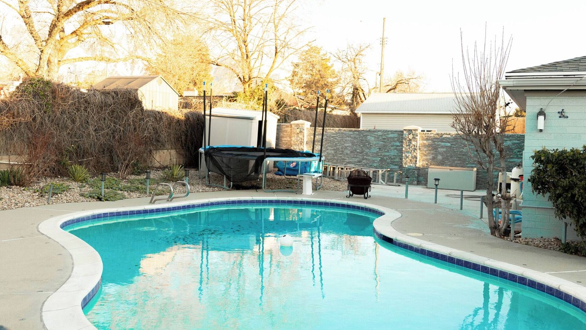 Sandy House | Cozy home with pool, hot tub & steam shower