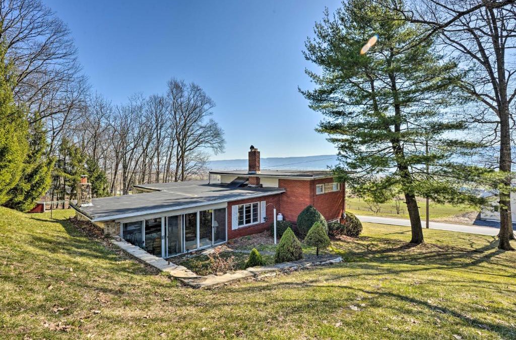 Belleville House | Cozy Home with Private Patio and Views, Hiking On-Site