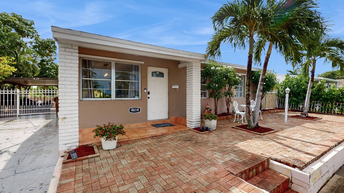 Southwest House | Cozy home with enclosed backyard, fire pit, central AC, wifi