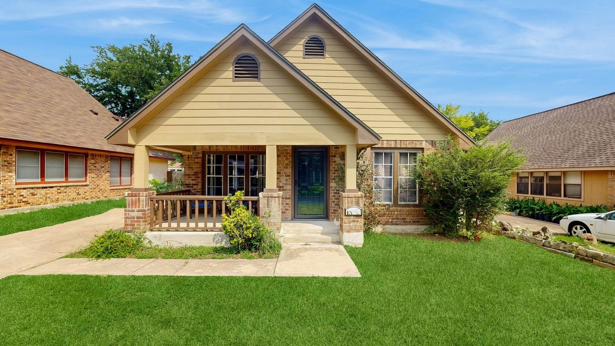 Heatherwilde House | Cozy home with wifi, desk, high chair and fenced-in backyard