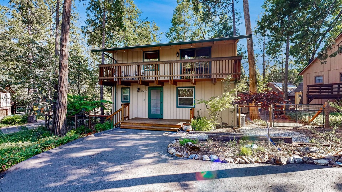 Twain Harte Cabin | Cozy home with wood burning fireplace, spacious deck, and BBQ