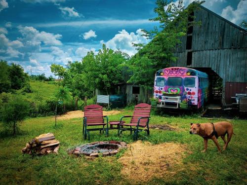 Brooksville House | Cozy Hot Tub “Love Bus” near Augusta, Kentucky