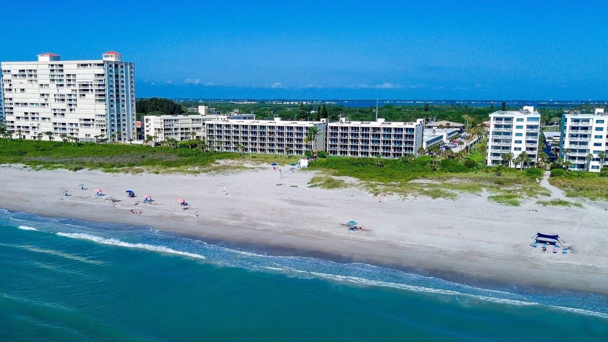 Cocoa Beach Hotel | Cozy hotel in lovely Cocoa Beach with fitness room, beautiful ocean front patio