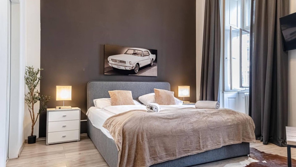 Mariahilf Hotel | Cozy Hotel Room with View | Mariahilferstr