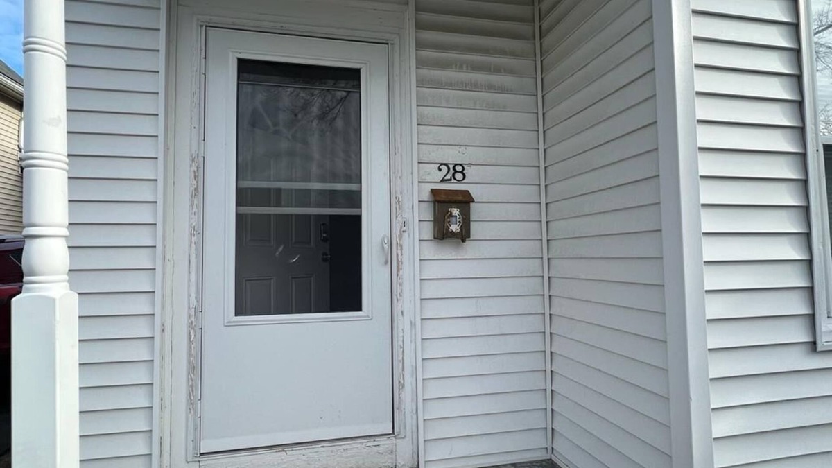 South Lowell House | Cozy house close to Lowell General Hospital and UMass.