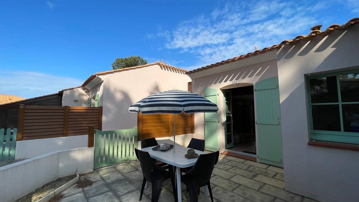 Saint-Jean-de-Monts House | Cozy House with Shared Pool, Near Beach and Forest, Sleeps 5, Saint Jean de Monts