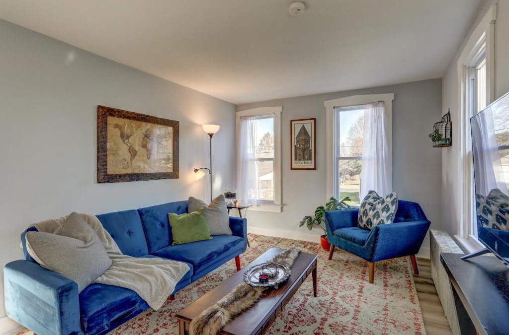 East Petersburg Apartment | Cozy House in East Petersburg ~ with Sunroom!