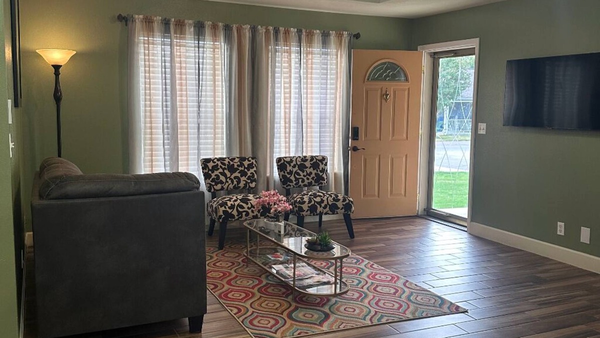 Tulsa House | Cozy house in Tulsa - 10 min to major HWY& Malls. 7- 9 miles to major hospitals