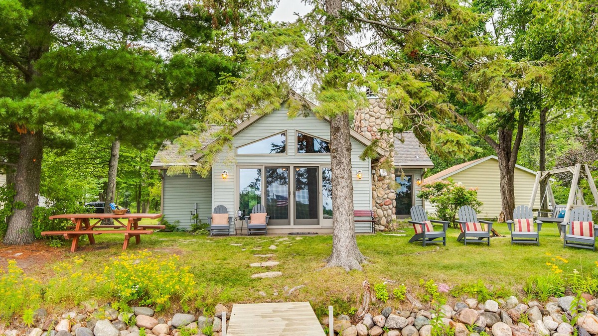 Hillman House | Cozy house just feet from the water. "Lake Life" 70 minutes from Maple Grove