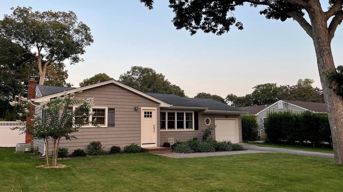 Hampton Bays House | Cozy House less than two miles from Ocean Beaches