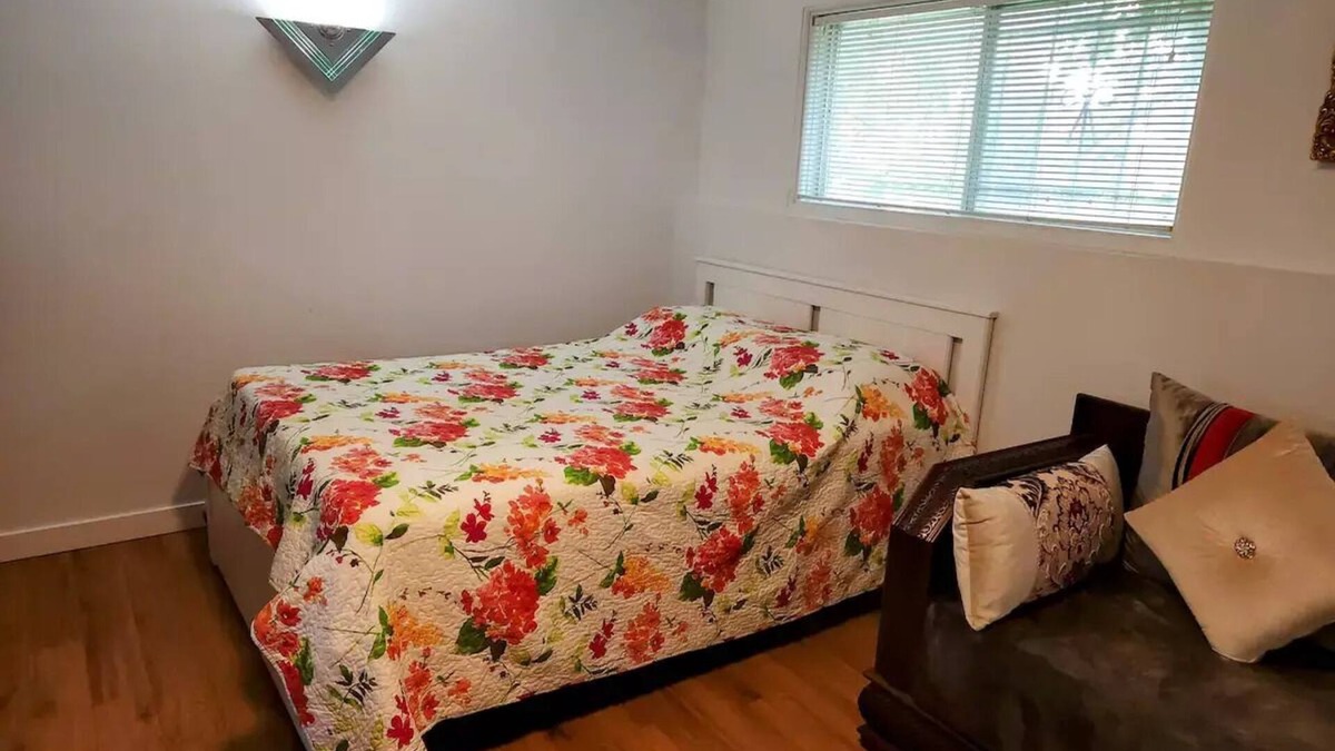 Saint-Hubert House | cozy house parking private Montrealnn