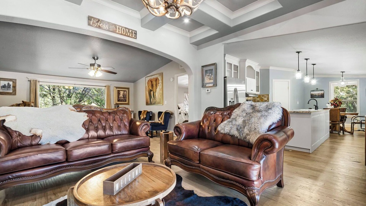 Granbury House | Cozy house secluded on 2.5 acres in the city of Granbury - close to everything!