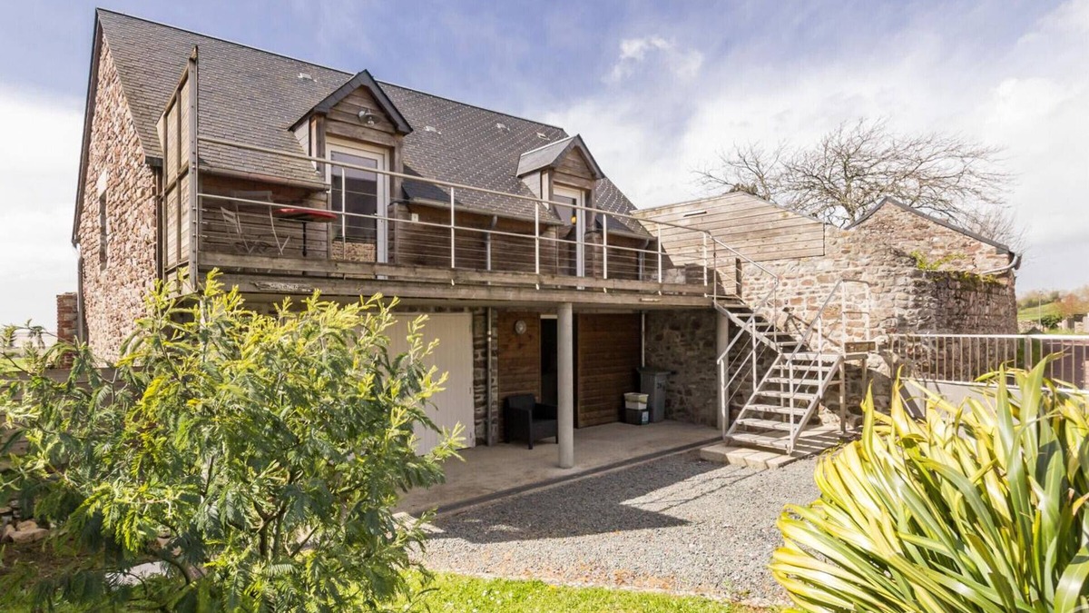 Regnezville-sur-Mer Apartment | Cozy house with garden and parking, pets allowed