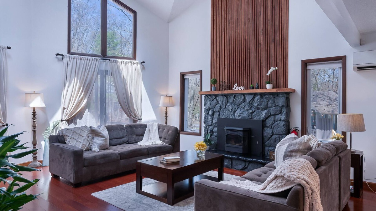 East Stroudsburg Ski Chalet | Cozy House with a Lovely Treehouse. 7-Person Hot Tub. Pet Friendly. Hiking. Lake