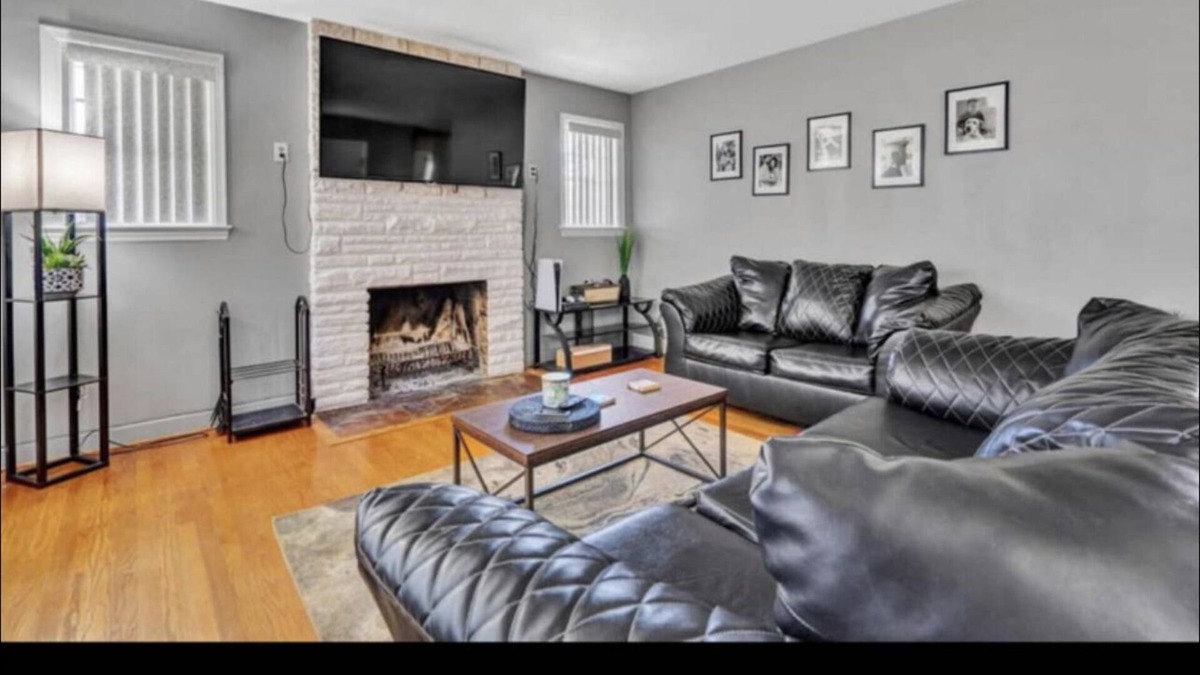 Roanoke House | Cozy House with a Fireplace