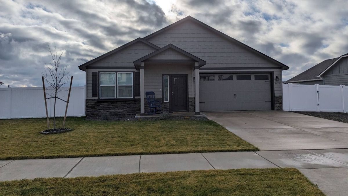 Rathdrum House | Cozy house with fenced in back yard. Pet-Friendly!