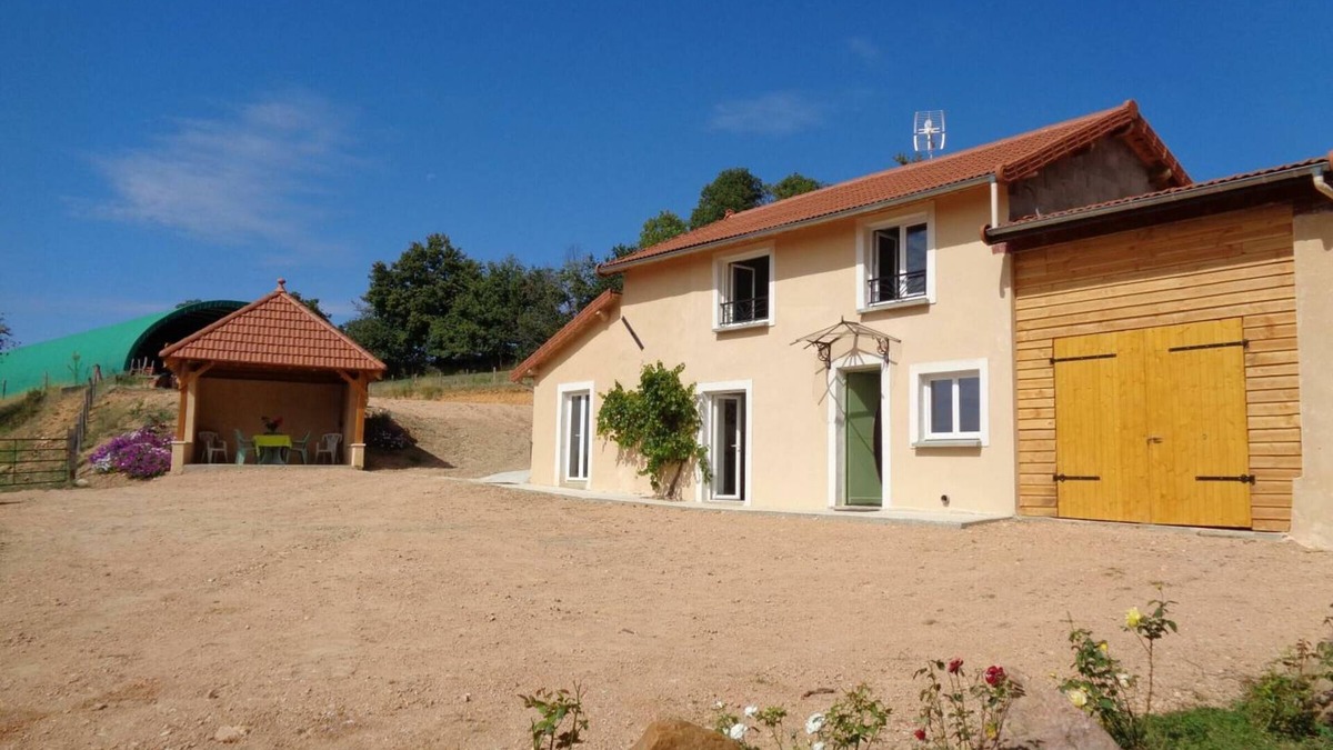 Regny Cottage | Cozy house with fireplace, pets allowed, large terrace