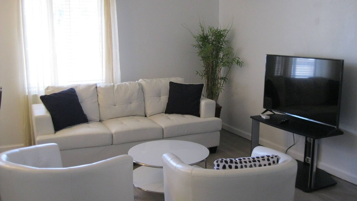 Arlington House | Cozy House with Fully Fenced & AC & Garage for Long & Short Term Rental