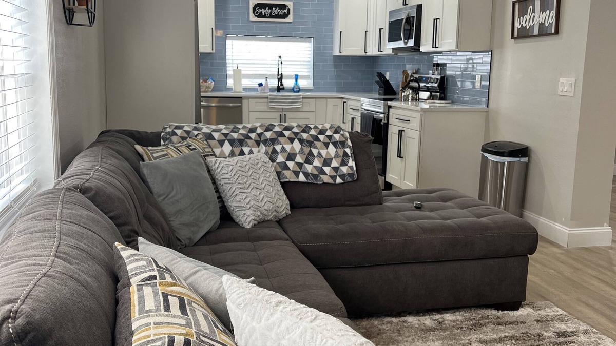 Hudson House | Cozy House with Large Deck
