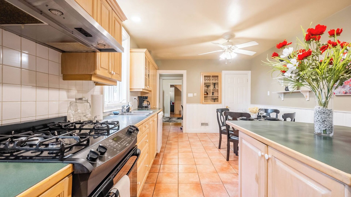 Little Italy Apartment | Cozy Houses in Downtown Toronto by GLOBALSTAY