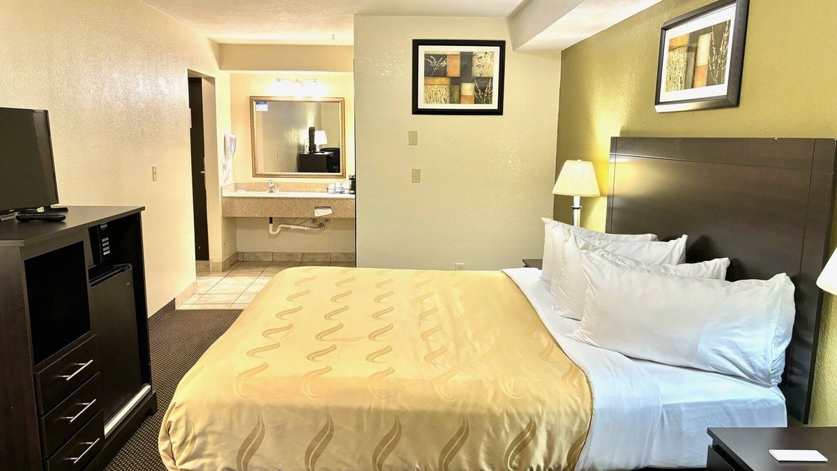Centralia Hotel | Cozy Inn formerly Quality Inn