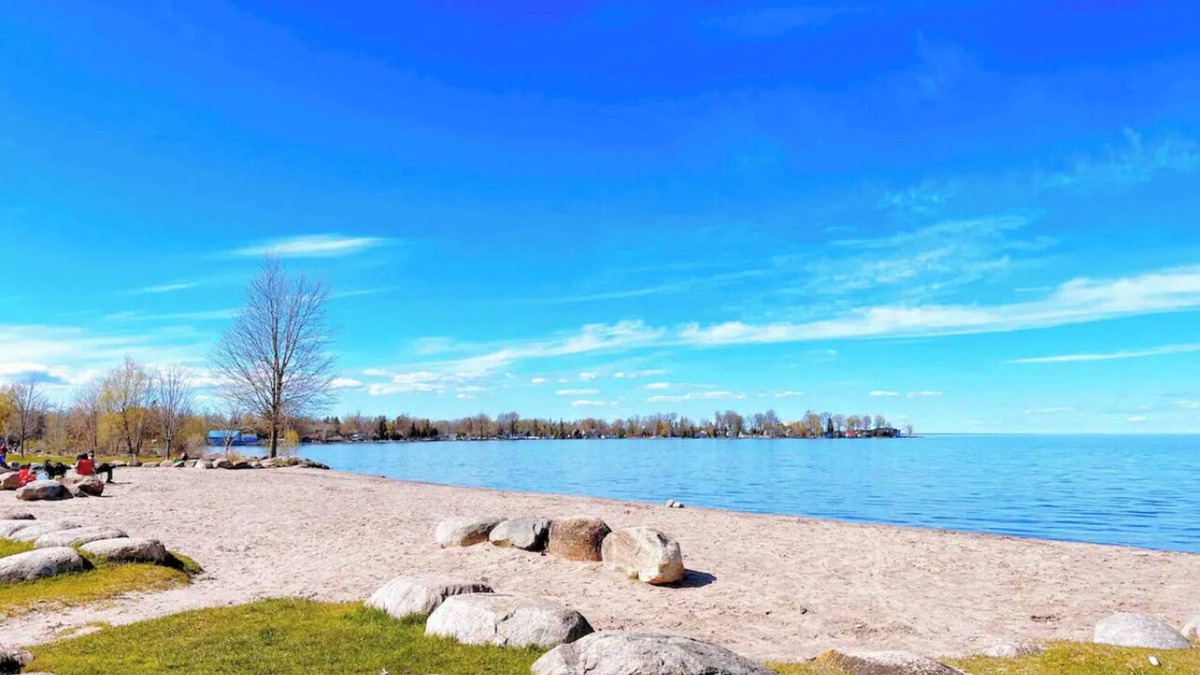 Alcona House | Cozy Innisfil Beach Cottage/Lakeview/Steps to the beach/Sleeps 5