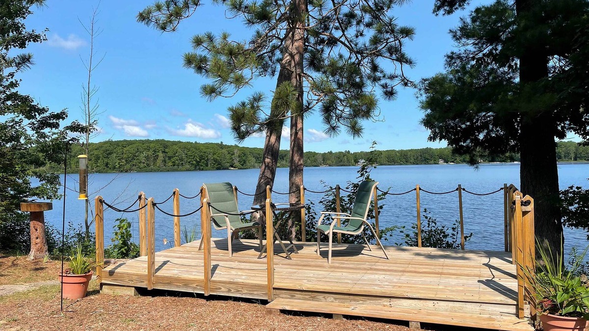 Interlochen Cabin | Cozy Interlochen Cabin w/Dock: 1 Mi to Green Lake