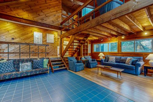 Edgartown House | Cozy Island Cabin