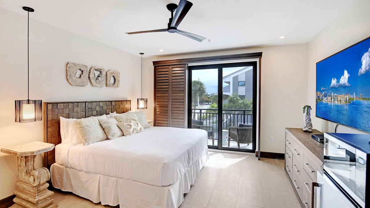 Whitney Beach Resort | COZY ISLAND ROOMS at Bali Hai Beach Resort