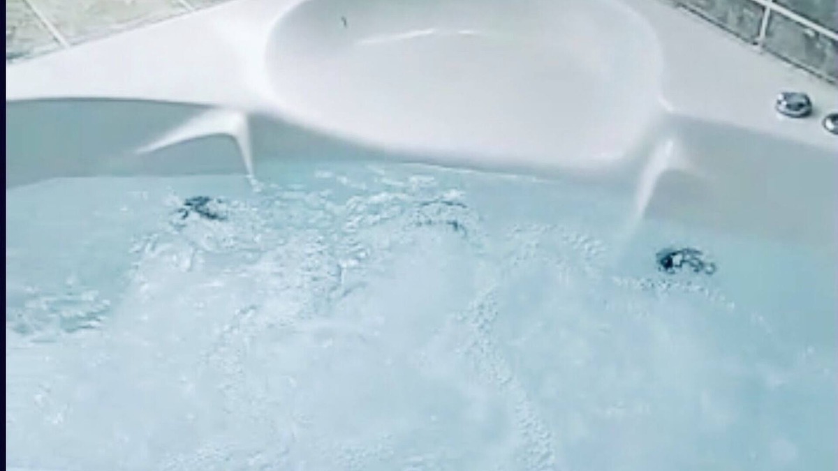 Hellshire House | Cozy Jacuzzi 2bd - 5 minutes from the beach!