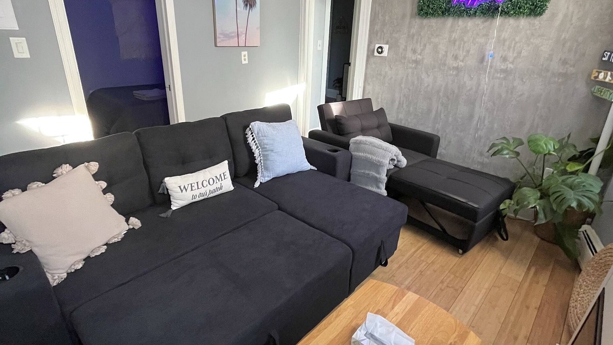 Jersey City House | Cozy JC Oasis | Mins to NYC | Private Backyard | Fireplace | Grill | Firepit