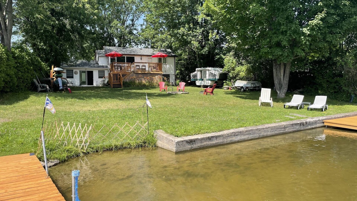 Kirkfield Cottage | Cozy Kawartha Cottage right on the water