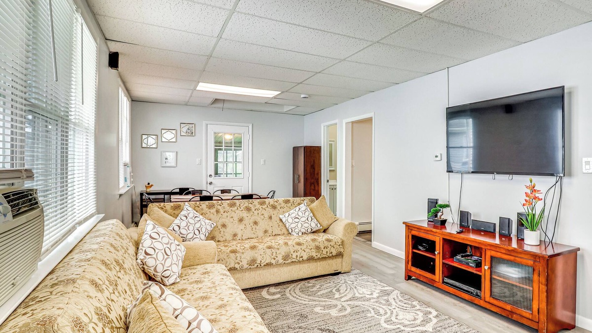 Keansburg Cottage | Cozy Keansburg Cottage: Walk to Beach & Boardwalk!