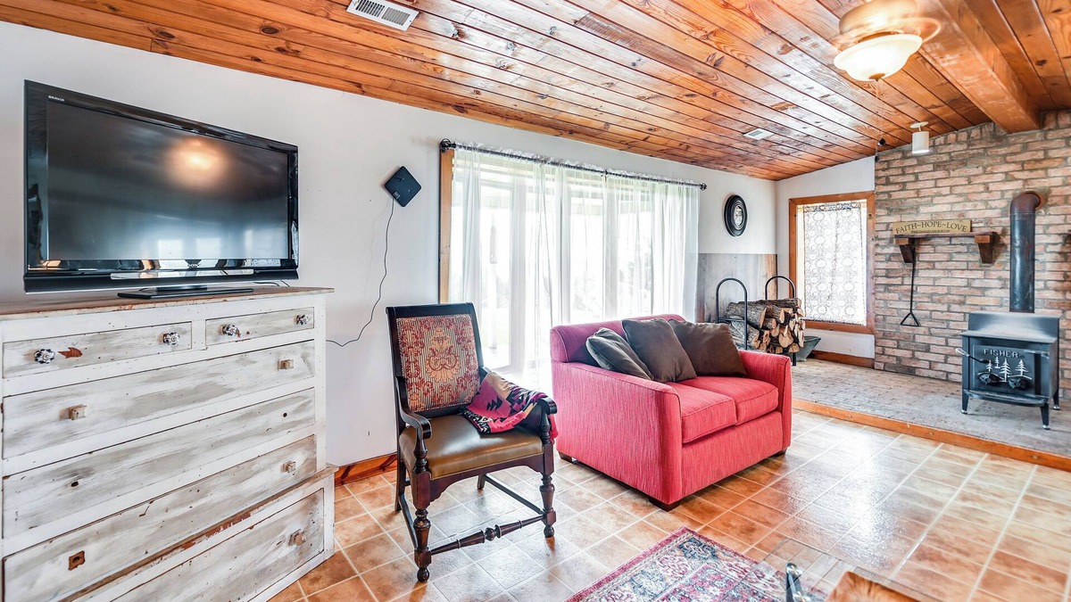 Bethelridge House | Cozy Kentucky Getaway w/Panoramic Farm Views!
