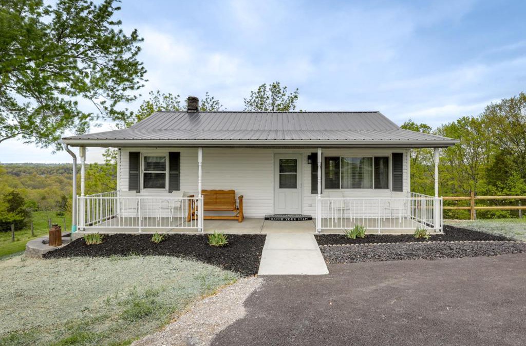 Jonesville House | Cozy Kentucky Retreat - Deck, Near Ark Encounter!
