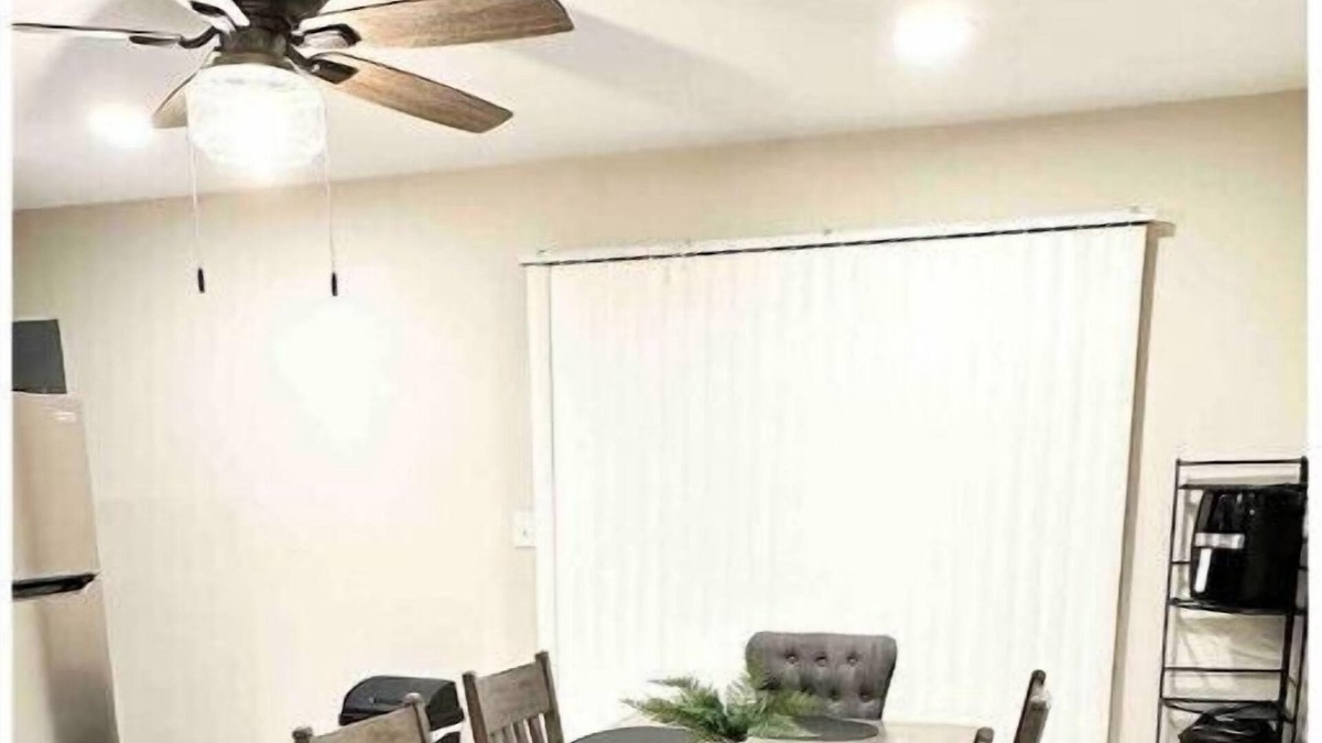 Summit Station House | Cozy King 4/2b great for family, work & groups