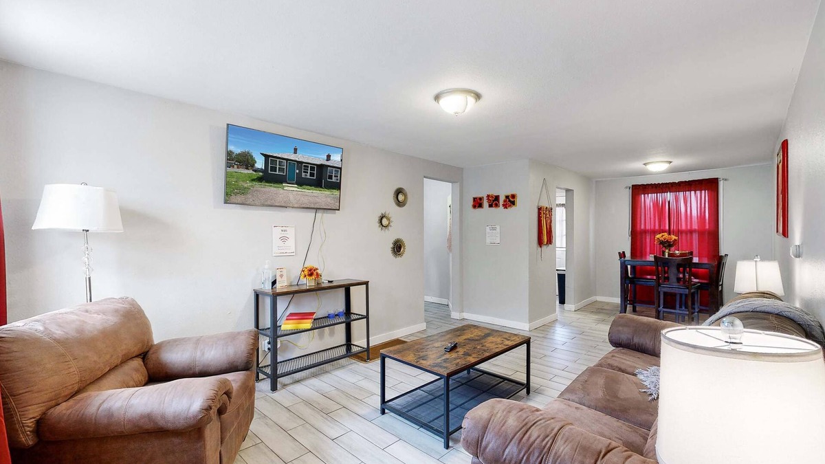 Dupont House | Cozy King Bed Hideaway Near Top Concerts & Sports