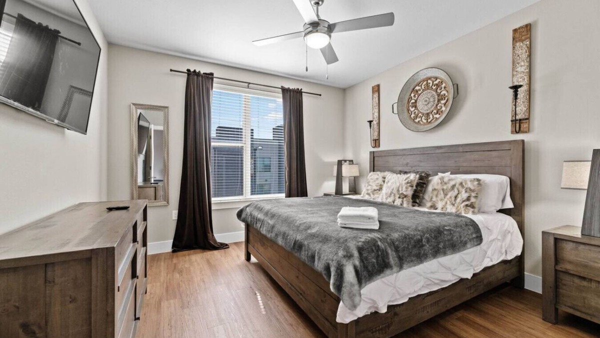 Fort Worth Apartment | Cozy King Bed | Pool+Gym+Free Parking+Stockyards