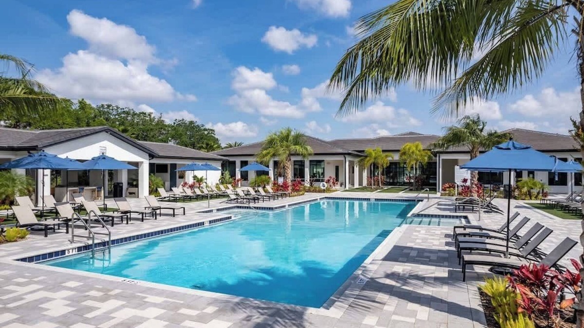 Southeast Orlando Apartment | Cozy King Bed, Resort Amenities & Pet-Friendly