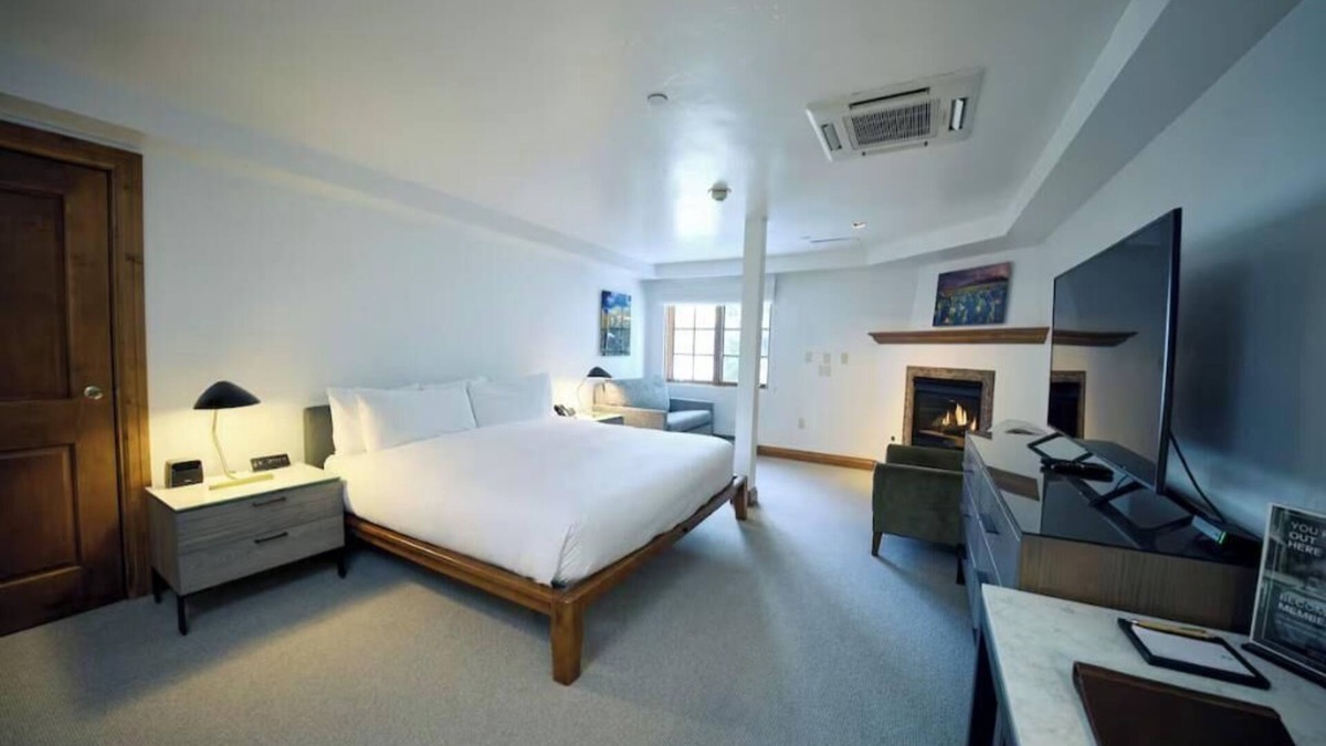 Vail Hotel | Cozy King Room at Gravity Haus in the heart of Vail Village - walk to ski lifts!