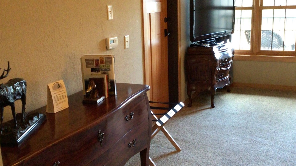 Three Lakes Condo | Cozy King Studio Retreat for Two, Northernaire Resort – Three Lakes, WI