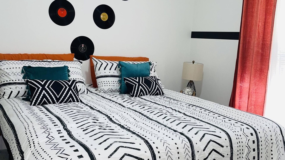 Atlanta Apartment | Cozy King Suite w/free parking - 15 mins from Downtown