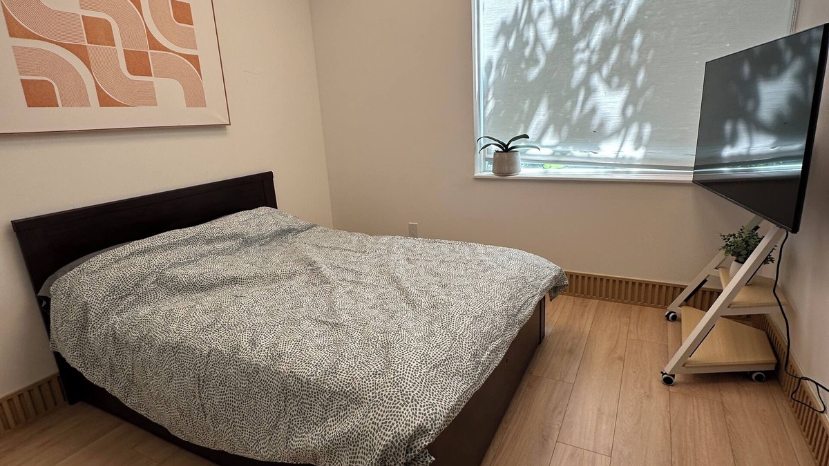 Fairview Apartment | Cozy Lab Studio. Central Location. High-end Mattress, 55inch TV, Free Coffee