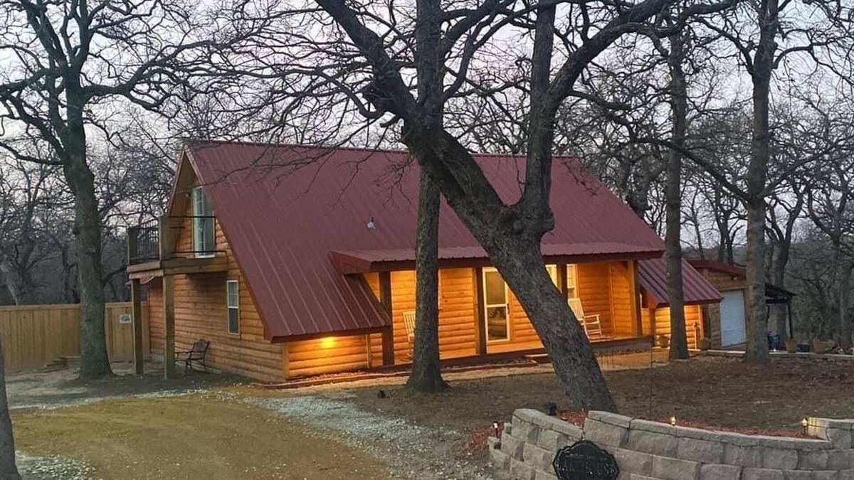Kingston Cabin | Cozy Lake Cabin located by the sandiest beach on Lake Texoma -Excellent Fishing